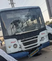 అతి వేగంతో వచ్చి ఆటోను,స్కూల్ బస్ ను ఢీకొన్న ఆర్టీసీ బస్...