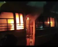 స్కూల్ బస్సులో చెలరేగిన మంటలు.. తప్పిన ప్రమాదం