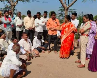 రోడ్డుపై బైఠాయించిన రైతులు..