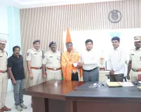 జాతీయ స్థాయి పోటీలకు ఎంపికైన ప్రభాకర్ గౌడ్‌ కు జిల్లా ఎస్పీ సన్మానం....