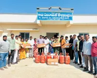 ప్రధానమంత్రి ఉజ్వల యోజన పథకం ఉచిత గ్యాస్ కనెక్షన్ లు  పంపిణీ