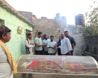 నిరుపేద కుటుంబానికి బీజేపీ డివిజన్ అధ్యక్షుడు ఆర్థిక సాయం