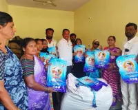 తూప్రాన్ మున్సిపాలిటీలో ఇందిరమ్మ చీరల పంపిణీ 