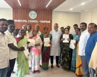 ఇందిరమ్మ ఇళ్ల ప్రొసీడింగులు అందజేత... 