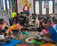 చిన్నారులకు పలకలు పండ్లు పంపిణీ...