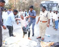 క్షతగాత్రులను స్వయంగా అంబులెన్సులో ఎక్కించిన అదనపు ఎస్పీ 