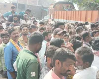 యూరియా కోసం బారులు తీరిన రైతులు... 