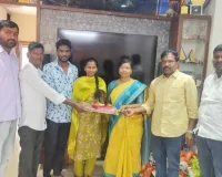 పుస్తె మట్టెలు అందజేసిన 2వ వార్డు కౌన్సిలర్ ...