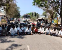 పురుగుల మందు డబ్బాలతో రహదారిపై ఆందోళన..