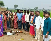 మహిళా సమైక్య భవనానికి భూమి పూజ చేసిన సర్పంచ్ చంద్రశేఖర్... 