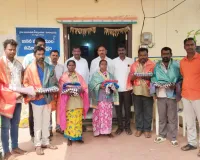 కార్మికులకు బట్టలు పంపిణీ....