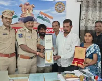 పోగొట్టుకున్న బంగారు ఆభరణాల బ్యాగ్  బాధితులకు అప్పగించిన పోలీస్ లు....