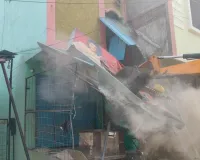 రోడ్డు ను ఆక్రమించి నిర్మించిన రేకుల తొలగింపు...