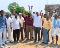 పరిశ్రమ ముందు ఆందోళన చేపట్టిన గ్రామస్తులు ....