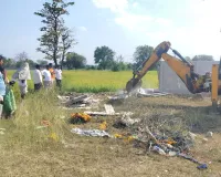 శ్రీకర వెంచర్ ప్రహరీ గోడను తొలగించిన అధికారులు...