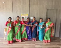 మున్సిపాలిటీలో అంగన్ వాడి టీచర్లకు మొబైల్ లు పంపిణి.. 