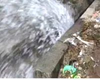 వెల్దుర్తిలో పగిలిన మిషన్ భగీరథ పైపులైన్ ....