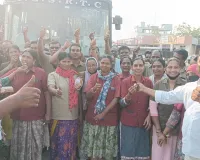 ఆర్టీసీ కార్మికుల సంబరాలు...