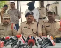 సీఎం,మంత్రుల పేర్లు చెప్పుకుంటూ వ్యాపారుల నుంచి డబ్బులు వసూలు .... 