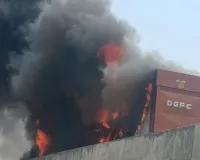 తూప్రాన్ లో కాంటైనర్ లో మంటలు చెలరేగి 8 కార్లు ..... 