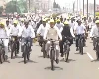 విశాఖలో సైకిల్ తొక్కిన సీఎం చంద్రబాబు....