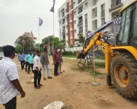రోడ్డును ఆక్రమించిన షెడ్ల కూల్చివేత.....