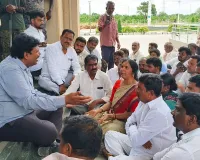 జొన్నల కొనుగోలు చేయాలని రైతులతో కలసి ధర్నా....
