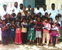 విద్యార్థులకు యూనిఫామ్స్ పంపిణీ....