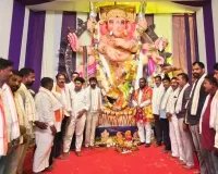 వినాయకుల వద్ద అన్నదానం.... 