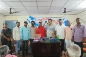 వృద్ధాశ్రమం లో బట్టల పంపిణీ 