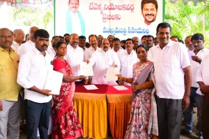 రాజకీయాలకు అతీతంగా సీఎం సీఎం ఆర్ ఎఫ్ చెక్కుల పంపిణీ: