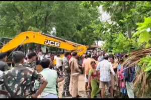 పరిహారం చెల్లించలేదని గ్రీన్ ఫీల్డ్ హైవే రోడ్డు పనులను అడ్డుకున్న రైతులు.