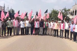 రోడ్లు పై గుంతల మరమ్మత్తులు వెంటనే చేయాలి : బీఆర్ఎస్