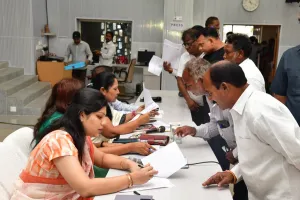 ప్రజావాణి దరఖాస్తులను పరిష్కరించాలి :: కలెక్టర్ పమేలా సత్పతి