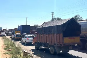 మేడ్చల్ లో స్థంభించిన ట్రాఫిక్ 