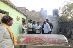 నిరుపేద కుటుంబానికి బీజేపీ డివిజన్ అధ్యక్షుడు ఆర్థిక సాయం