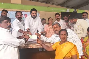 కళ్యాణ లక్ష్మి, షాది ముబారక్, సీఎంఆర్ఎఫ్ చెక్కులను అందజేసిన 