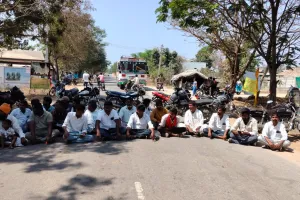 పురుగుల మందు డబ్బాలతో రహదారిపై ఆందోళన..