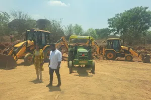 అక్రమంగా మట్టి తరలింపును అడ్డుకున్న అధికారులు....