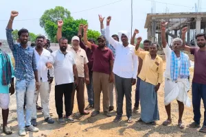 పరిశ్రమ ముందు ఆందోళన చేపట్టిన గ్రామస్తులు ....