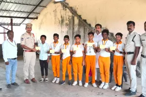 నాన్న హెల్మెట్ పెట్టుకో అమ్మకు నాకు హెల్మెట్ ఇప్పించు...