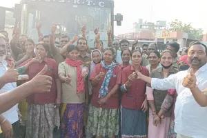 ఆర్టీసీ కార్మికుల సంబరాలు...