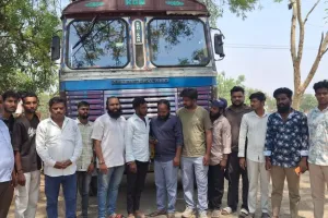 అక్రమ గోవుల తరలింపును అడ్డుకున్న గోరక్షక్ కార్యకర్తలు ....