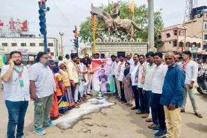 సీఎం రేవంత్ రెడ్డి, మంత్రి వివేక్, ఎమ్మెల్యే రోహిత్ చిత్రపటాలకు పాలాభిషేకం.....