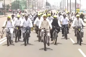 విశాఖలో సైకిల్ తొక్కిన సీఎం చంద్రబాబు....