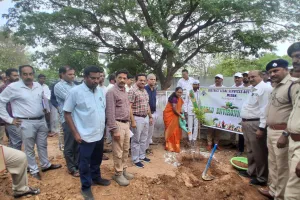 తూప్రాన్ లో మొక్కలు నాటిన జిల్లా న్యాయమూర్తి నీలిమ .....