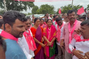 రోడ్డు కోసం.. పాదయాత్ర....