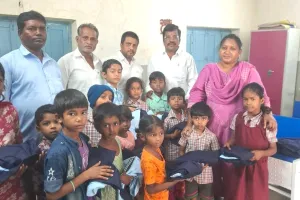 విద్యార్థులకు యూనిఫార్మ్ లు పంపిణీ .....
