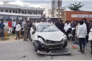 మేడ్చల్‌లో బెలెనో కారు బోల్తా ...