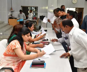 ప్రజావాణి దరఖాస్తులను పరిష్కరించాలి :: కలెక్టర్ పమేలా సత్పతి